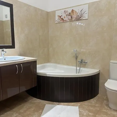 Queen's From The 14th Century - 130 M2 Ac