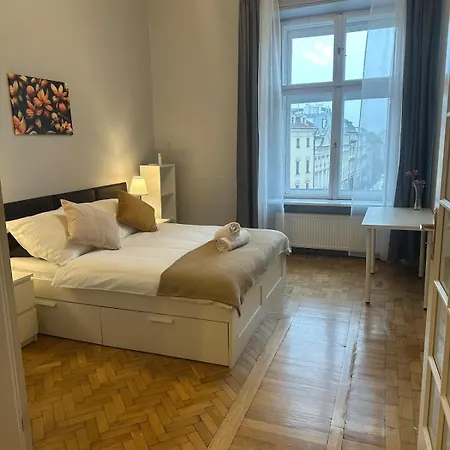 Queen's From The 14th Century - 130 M2 Ac